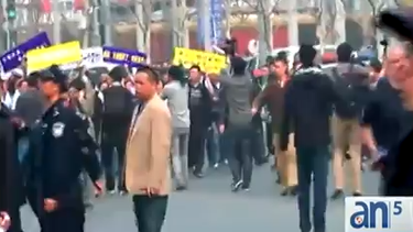 americateve | Los familiares de los desaparecidos en el vuelo MH370 comienzan a inquietarse y reclaman pruebas a la aerolínea y al gobierno malasio.