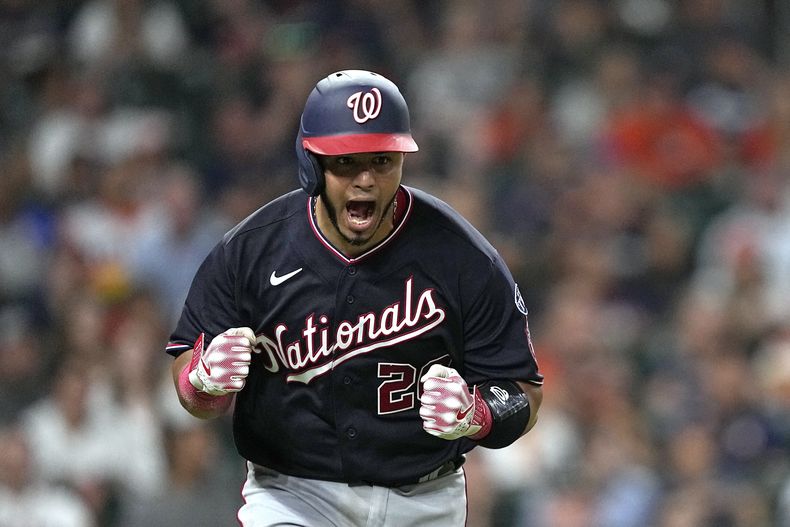 El venezolano Keibert Ruiz, de los Nacionales de Washington, festeja luego de conseguir un jonrón ante los Astros de Houston, el jueves 15 de junio de 2023 (AP Foto/David J. Phillip)