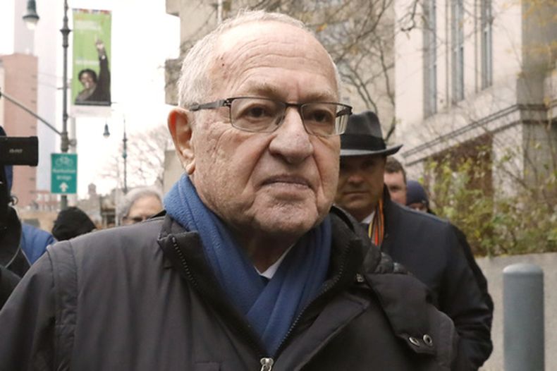 El abogado Alan Dershowitz sale del tribunal en Nueva York el 2 de diciembre del 2019. (AP foto/Richard Drew)