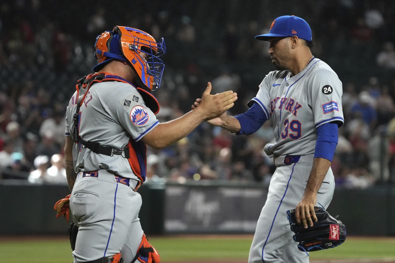 El receptor de los Mets de Nueva York, Francisco Álvarez, a la izquierda, y el lanzador Edwin Díaz (39) celebran después de derrotar a los Diamondbacks de Arizona el jueves 29 de agosto de 2024 en Phoenix. (AP Foto/Rick Scuteri)
