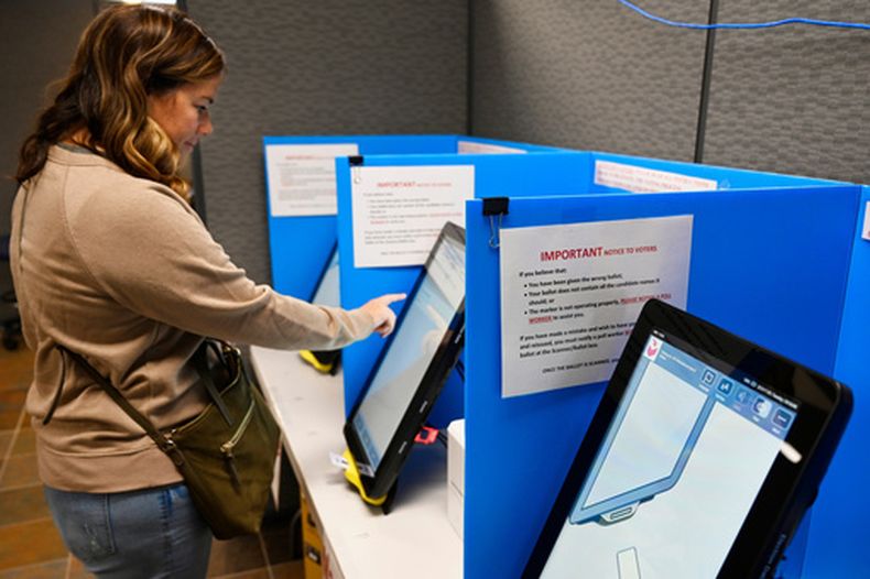 Una persona usa una máquina de votación en Dallas, Georgia, el 5 de noviembre del 2019. (AP foto/Mike Stewart)