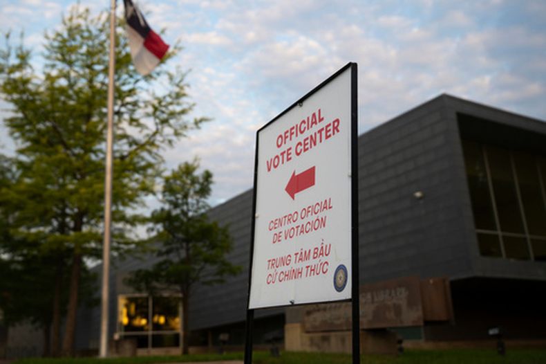 Un cartel de un centro de votación frente a un colegio electoral, el 26 de mayo de 2026, en Dallas, Texas. (Foto AP/Gabriela Passos, Archivo)