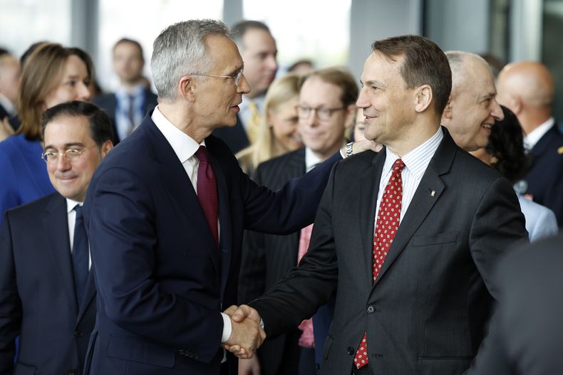El secretario general de la OTAN, Jens Stoltenberg, a la izquierda, estrecha la mano del ministro polaco de Exteriores, Radoslaw Sikorski, en una ceremonia para conmemorar el 75to aniversario de la OTAN en la sede de la OTAN en Bruselas, el jueves 4 de abril de 2024. (AP Foto/Geert Vanden Wijngaert)
