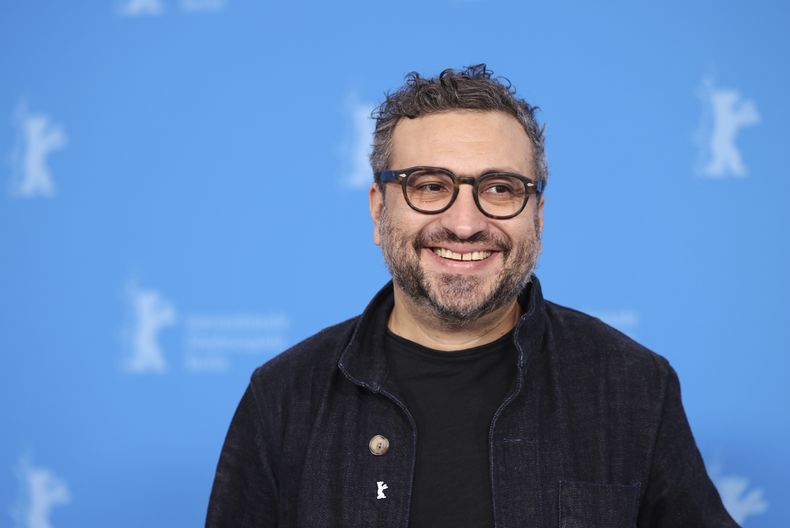 ARCHIVO - El director Alonso Ruizpalacios posa en la sesión fotográfica de la película La cocina (sección Competición) en la Berlinale, el viernes 16 de febrero de 2023. (Gerald Matzka/dpa via AP)