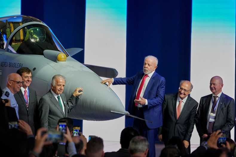El presidente de Brasil, Luiz Inacio Lula da Silva, centro, junto a un avión de combate F-39E Gripen durante una ceremonia para presentar la primera aeronave supersónica ensamblada en Brasil, desarrollada por Saab, en la planta Embraer en Gaviao Peixoto, Brasil, el miércoles 25 de marzo de 2026. De izquierda a derecha, el comandante de la Fuerza Aérea de Brasil Marcelo Kanitz Damasceno, el CEO de Embraer Francisco Gomes Neto, el ministro de Defensa José Mucio, Lula, el vicepresidente Geraldo Alckmin, y el CEO de Saab Micael Johansson. (AP Foto/Andre Penner)