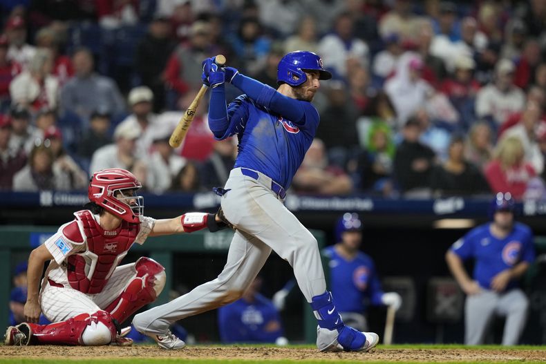 Cody Bellinger de los Cachorros de Chicago le da seguimiento a su sencillo frente al pitcher de los Filis de Filadelfia Tyler Gilbert en la octava entrada el martes 24 de septiembre del 2024. (AP Foto/Matt Slocum)
