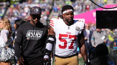 Dre Greenlaw (57), linebacker de los 49ers de San Francisco abandona el campo después de ser expulsado durante la primera mitad del partido de la NFL en contra de los Seahawks de Seattle, el domingo 11 de octubre de 2026, en Seattle. (AP Foto/Lindsey Wasson)