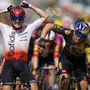 Wout Van Aert (derecha) reacciona tras perder la segunda etapa del Tour de Francia ante Victor Lafay (izquierda), el domingo 2 de julio de 2023, en San Sebastián, España. (AP Foto/Daniel Cole)