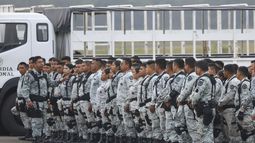 Guardias nacionales mexicanos se alinean antes de abordar un avión en el Aeropuerto Internacional de Mérida, México, el martes 4 de febrero de 2025, para volar a Ciudad Juárez y reforzar la frontera norte del país con Estados Unidos. (Foto AP/Martín Zetina)
