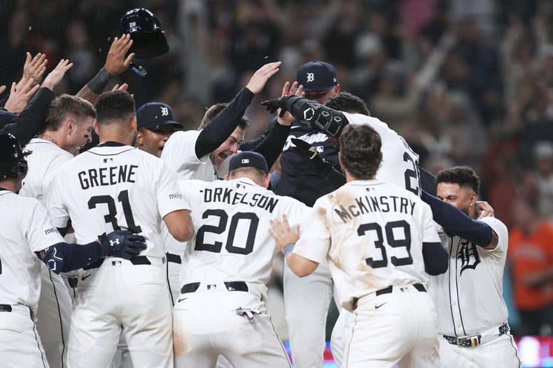 Los Tigres de Detroit felicitan a su compañero boricua Javier Báez, quien conectó un jonrón para definir el encuentro del martes 13 de mayo de 2025, ante los Medias Rojas de Boston (AP Foto/Paul Sancya)