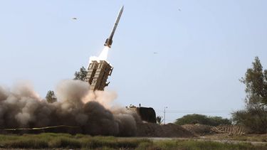 En esta foto distribuida por la página web oficial del ejército iraní, 19 de enero de 2024, se lanza un misil durante un ejercicio militar en el sur del país. Estados Unidos y sus aliados advierten a Irán que las economías occidentales le aplicarán nuevas sanciones si sigue adelane con su plan de proveer misiles balísticos a Rusia para su guerra contra Ucrania. (Ejército de Irán via AP)