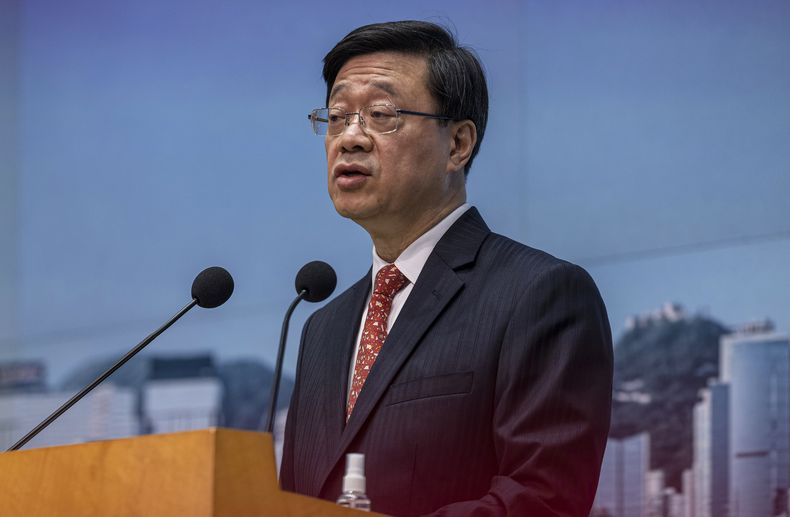 ARCHIVO - El jefe de gobierno de Hong Kong, John Lee, habla en una conferencia de prensa en Hong Kong, el 21 de marzo de 2023. La condena por espionaje a un ciudadano estadounidense en China, que también era residente permanente de Hong Kong, muestra que la ciudad debe “mantenerse alerta a los riesgos de seguridad nacional ocultos en la sociedad”, afirmó el martes 16 de mayo el jefe de gobierno del territorio semiautónomo. (AP Foto/Louise Delmotte, Archivo)