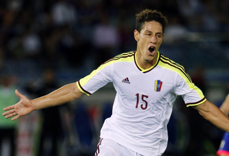 El jugador de la selecci&oacute;n de Venezela, Marion Rond&oacute;n, festeja un gol contra Jap&oacute;n en un amistoso el martes, 9 de septiembre de 2014, en Yokohama, Jap&oacute;n. (AP Photo/Shuji Kajiyama)