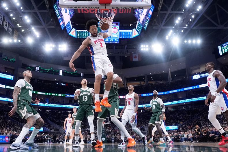 Cade Cunningham, de los Pistons de Detroit, encesta ante los Bucks de Milwaukee en la primera mitad del encuentro del sábado 22 de noviembre de 2025 (AP Foto/Morry Gash)