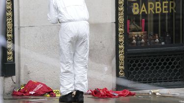 La policía investiga en el sitio del atropello en Liverpool, Inglaterra, el 27 de mayo del 2025. (AP foto/Jon Super)
