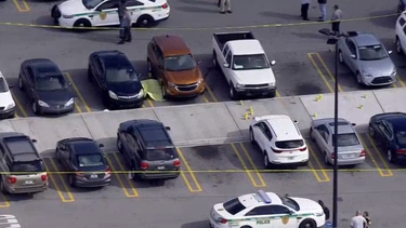 policia de miami dade fue baleado en el estacionamiento de una tienda walmart