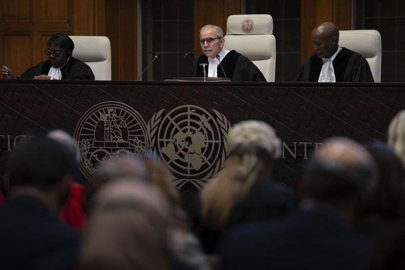 El juez presidente Nawaf Salam lee el fallo de la Corte Internacional de Justicia, en La Haya, Holanda, el viernes 24 de mayo de 2024. (AP Foto/Peter Dejong)