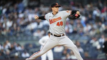 Kyle Gibston, de los Orioles de Baltimore, hace un pitcheo en el encuentro ante los Yanquis de Nueva York, el jueves 25 de mayo de 2023 (AP Foto/Frank Franklin II)