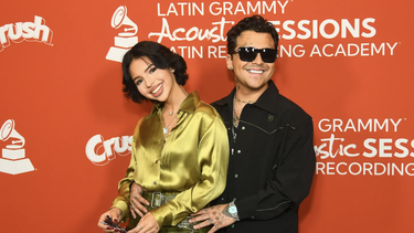 nodal le baja el vestido a angela en los latin grammys como lo hacia con cazzu