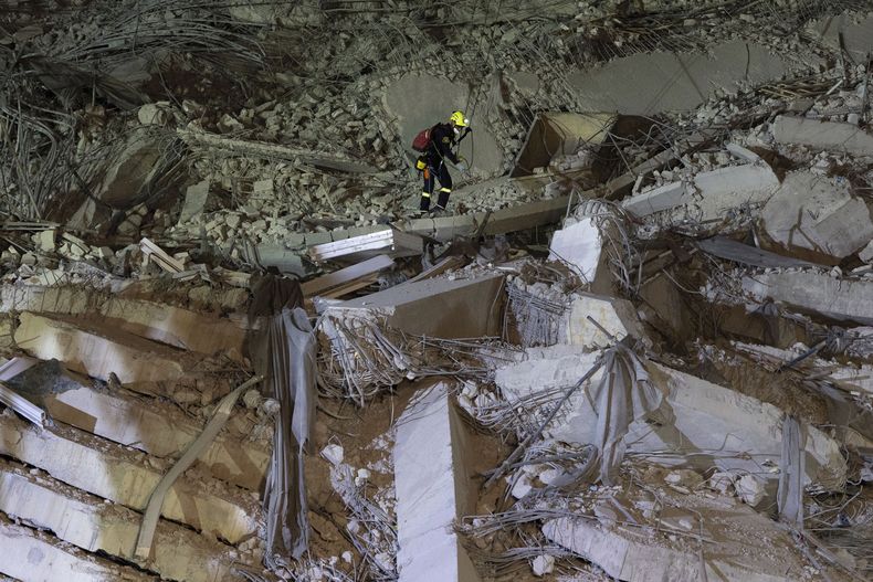 El derrumbe de un edificio tras el sismo en Bangkok, Tailandia, el 31 de marzo del 2025. (AP foto/Wason Wanichakorn)