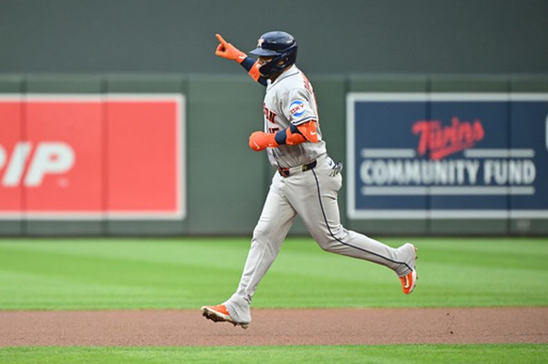 El mexicano Isaac Paredes, de los Astros de Houston, recorre las bases tras conectar un jonrón de dos carreras ante los Mellizos de Minnesota, el martes 19 de mayo de 2026 (AP Foto/Craig Lassig)
