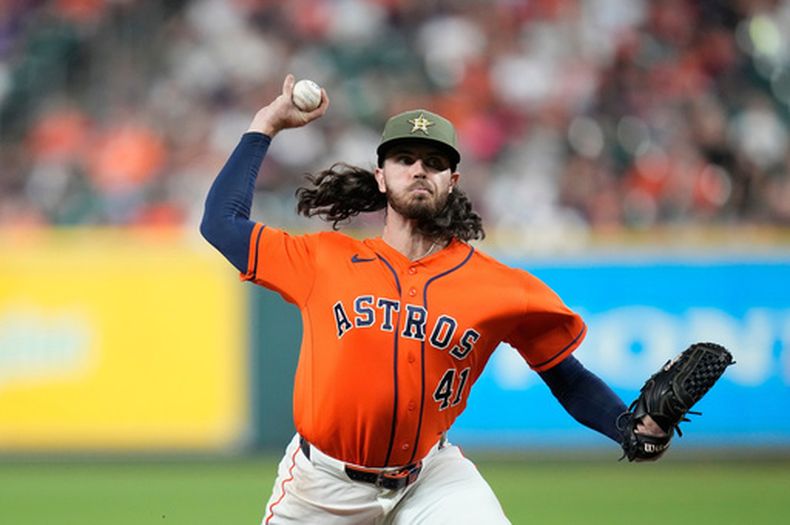 Spencer Arrighetti, abridor de los Astros de Houston, hace un pitcheo ante Jake Burger, de los Rangers de Texas, el viernes 15 de mayo de 2026 (AP Foto/Karen Warren)