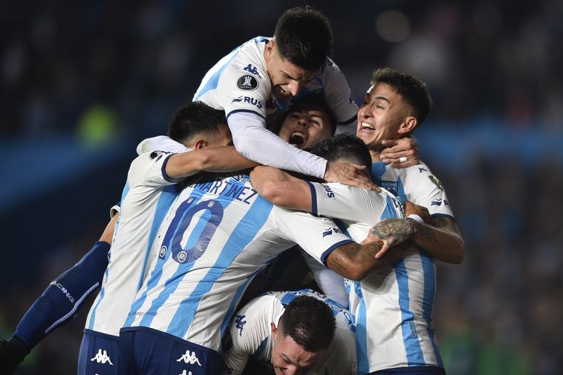 Los jugadores de Racing Club celebran un gol ante Atlético Nacional de Colombia en la vuelta de los octavos de final de la Copa Libertadores, el jueves 10 de agosto de 2023, en Buenos Aires. (AP Foto/Gustavo Garello)