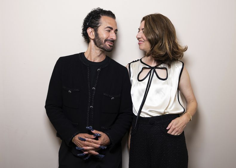 Marc Jacobs, a la izquierda, y Sofia Coppola posan para promover la película Marc by Sofia durante la 82a edición del Festival de Cine de Venecia en Venecia, Italia, el martes 2 de septiembre de 2025. (Foto Scott A Garfitt/Invision/AP)