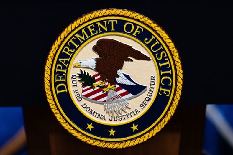 ARCHIVO - Se observa el logotipo del Departamento de Justicia de Estados Unidos en un podio antes de una conferencia de prensa, el 4 de mayo de 2026, en Washington. (Foto AP/Julia Demaree Nikhinson, archivo)