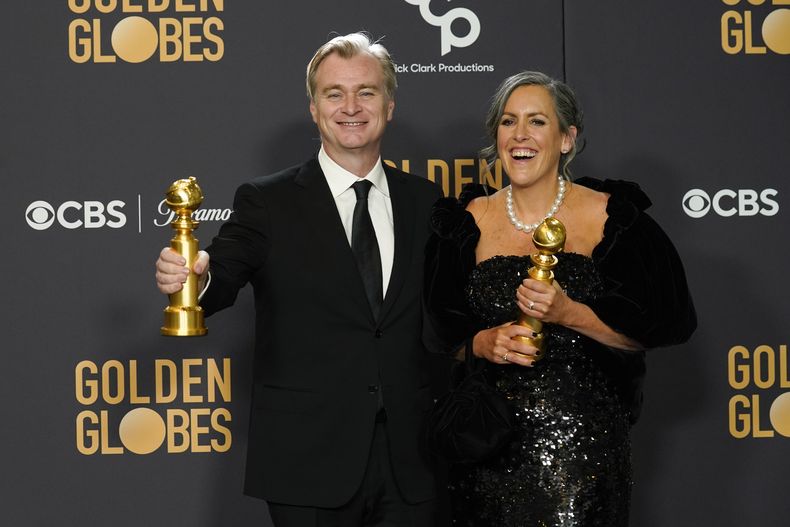 Christopher Nolan, izquierda, y Emma Thomas posan en la sala de prensa con el premio a mejor película dramática por Oppenheimer en la 81a edición de los Globos de Oro el domingo 7 de enero de 2024, en el Hotel Beverly Hilton en Beverly Hills, California. (Foto AP/Chris Pizzello)