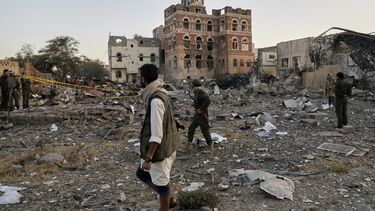 Residentes revisan los escombros después de un ataque aéreo estadounidense, el jueves 20 de marzo de 2025, en Saná, Yemen. (AP Foto)