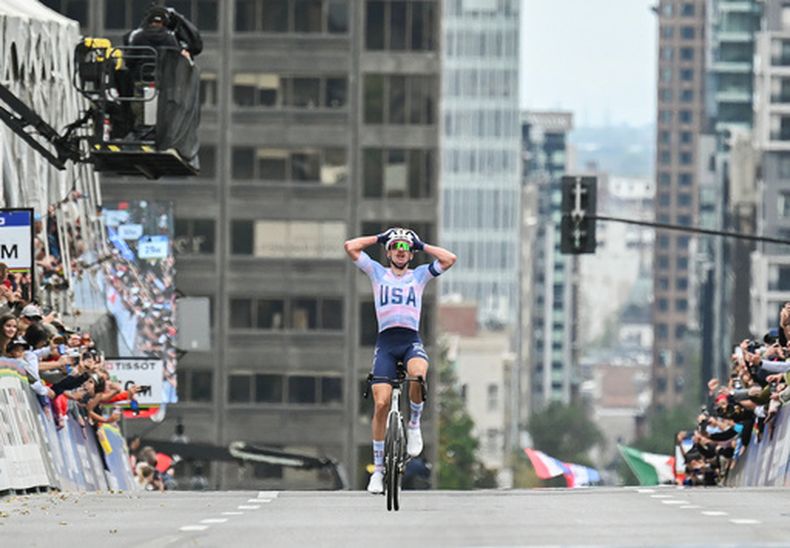 Brandon McNulty celebra al ganar la carrera de ruta del Mundial de Ciclismo, el domingo 27 de septiembre de 2026, en Montreal. (Graham Hughes/The Canadian Press vía AP)