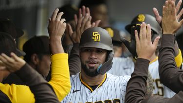 Gary Sanchez de los Padres de San Diego celebra con sus compañeros en el dugout tras conectar su jonrón de dos carreras en la segunda entrada frente a los Cachorros de Chicago el lunes 5 de junio del 2023. (AP Foto/Gregory Bull)
