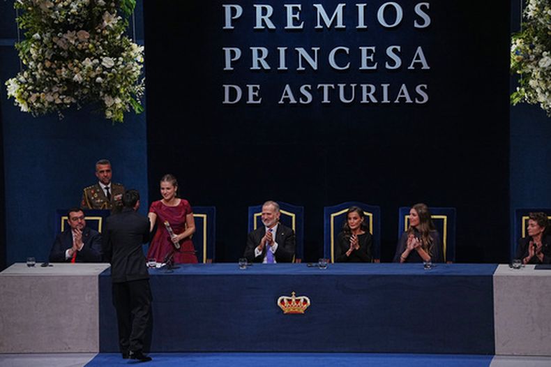 Lionel Messi recibe el premio Princesa de Asturias de los Deportes en una ceremonia en Oviedo, España, el 23 de octubre de 2026. (AP Foto/Miguel Oses)
