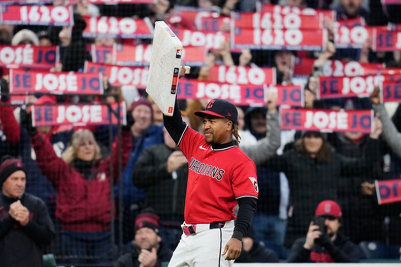 El tercera base de los Guardianes de Cleveland José Ramírez sostiene la tercera base que le presentaron en la quinta entrada tras alcanzar los 1.620 encuentros con la franquicia en el duelo ante los Reales de Kansas City el lunes 6 de abril del 2026. (AP Foto/Sue Ogrocki)