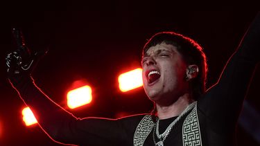 El cantante mexicano Peso Pluma durante su concierto el el Foro Sol de la Ciudad de México el sábado 11 de noviembre de 2023. (Foto AP/Aurea Del Rosario)