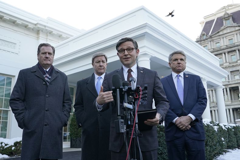 ARCHIVO - El presidente de la Cámara de Representantes, Mike Johnson, de Los Ángeles, segundo desde la derecha, acompañado a la izquierda por sus colegas republicanos Mike Turner, de Ohio, Mike Rogers, de Alabama, y Mike McCaul, de Texas, habla con reporteros frente a la Casa Blanca en Washington, el 17 de enero de 2024, luego reunirse con el presidente Biden. Un importante punto de fricción en las negociaciones sobre la seguridad fronteriza y la financiación de Ucrania ha sido si la administración debería seguir teniendo autoridad para permitir la entrada de inmigrantes que de otro modo serían rechazados.(AP Foto/Susan Walsh, file)