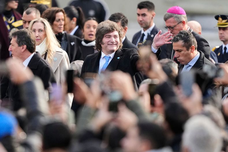 El presidente argentino Javier Milei saluda con la mano mientras camina junto a su hermana, la secretaria general de la Presidencia, Karina Milei (arriba a la izquierda), durante un acto conmemorativo del aniversario de la Revolución de Mayo, que marcó el inicio de la independencia del país respecto a España, en Buenos Aires, Argentina, el lunes 25 de mayo de 2026. (Foto AP/Natacha Pisarenko)