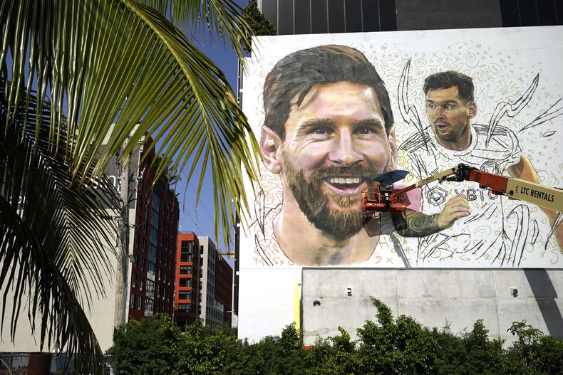 El artista Maximiliano Bagnasco pinta un mural de Lionel Messi el lunes 10 de julio de 2023, en el vecindario Wynwood de Miami (AP Foto/Lynne Sladky)