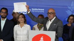 El presidente de la Asamblea Nacional venezolana Jorge Rodriguez muestra un documento según el cual la candidata presidencial opositora Maria Corina Machado ataca al gobierno, en Caracas, 25 de enero de 2024. Estados Unidos expresó el sábado 27 de enero de 2024 su preocupación luego de que un tribunal venezolano ratificó la inhabilitación de la candidata opositora María Corina Machado para participar en las elecciones presidenciales, por lo que anunció la revisión de la política de sanciones sobre Venezuela. (AP Foto/Ariana Cubillos)
