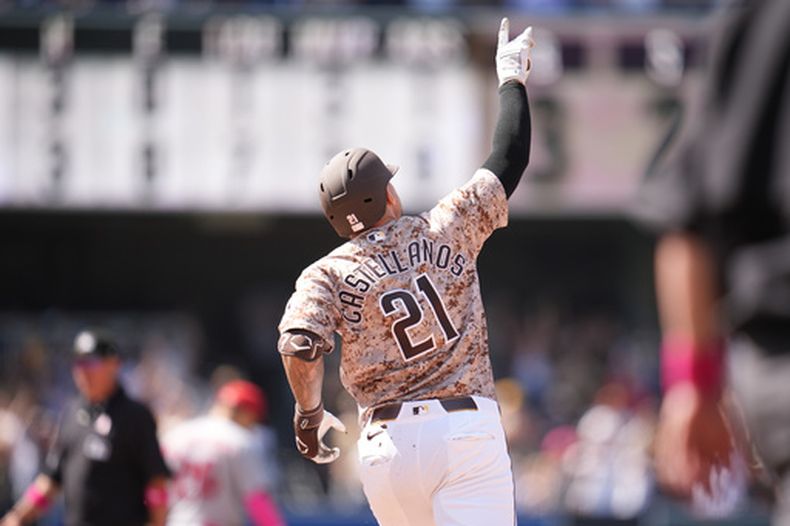 Nick Castellanos, de los Padres de San Diego, celebra su cuadrangular de dos carreras durante la novena entrada del juego de béisbol de Grandes Ligas frente a los Cardenales de San Luis, el domingo 10 de mayo de 2026, en San Diego. (AP Foto/Gregory Bull)