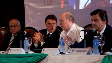 El primer ministro italiano Matteo Renzi presidió el Foro junto al ministro cubano de Comercio Exterior e Inversión Extranjera, Rodrigo Malmierca.