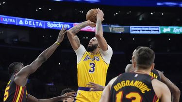 Anthony Davis (3), de los Lakers de Los Ángeles, tira sobre Dejountee Murray (5), de los Hawks de Atlanta, durante la primera mitad del juego de baloncesto de la NBA, el lunes 18 de marzo de 2024, en Los Ángeles. (AP Foto/Damian Dovarganes)
