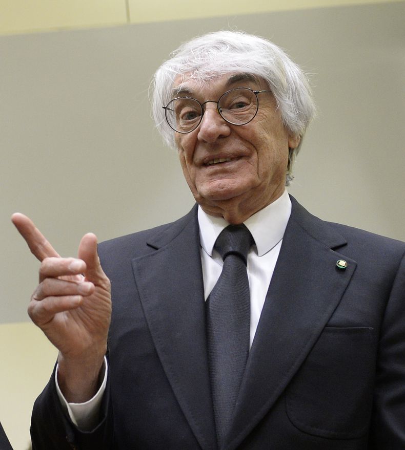 El jefe de la F&oacute;rmula Uno, Bernie Ecclestone, gesticula al llegar a un tribunal en Munich donde encara juicio por soborno el viernes, 2 de  mayo de 2014. (AP Photo/Christof Stache, Pool)
