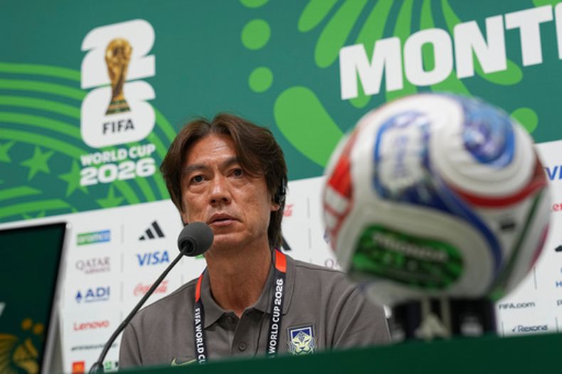 El director técnico de Corea del Sur, Hong Myung-bo, ofrece una conferencia de prensa previo al partido de la Copa Mundial de la FIFA contra Sudáfrica en Guadalupe, cerca de Monterrey, México, el martes 23 de junio de 2026. (Foto AP/Dolores Ochoa)