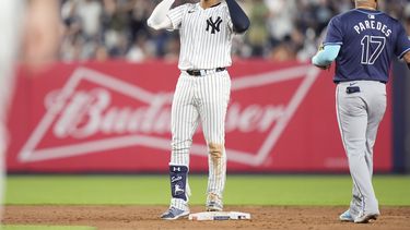 El dominicano Juan Soto, de los Yankees de Nueva York, festeja luego de conseguir un doble en el juego ante los Rays de Tampa Bay, el viernes 19 de julio de 2024 (AP Foto/Frank Franklin II)