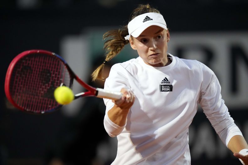 ARCHIVO - Foto del 19 de mayo del 2023, la kazaja Elena Rybakina regresa una bola en la semifinal del Abierto de Italia ante Jelena Ostapenko de Letonia. (AP Foto/Andrew Medichini, Archivo)