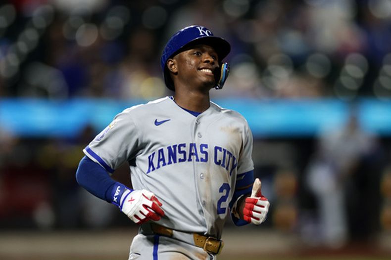 Tyler Tolbert, de los Reales de Kansas City, reacciona tras ser eliminado con un elevado durante la novena entrada de un partido de béisbol contra los Mets de Nueva York, el martes 7 de julio de 2026, en Nueva York. (Foto AP/Adam Hunger)