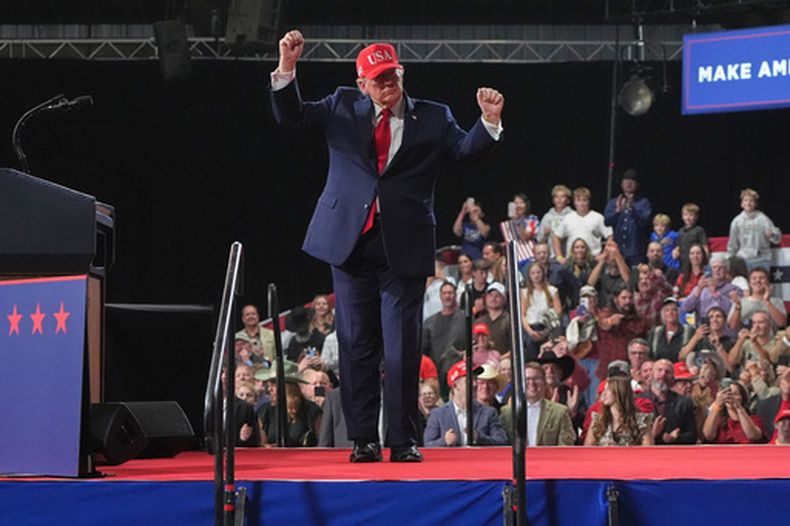 El presidente Donald Trump baila en un acto de campaña en el Majestic Valley Arena, el miércoles 14 de octubre de 2026, en Kalispell, Montana. (Foto AP/Alex Brandon)