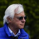 Bob Baffert, dueño de National Treasure que participa en Preakness camina junto a los establos antes de la 148ma edición de la carrera en Pimlico Race Course el viernes 19 de mayo del 2023. (AP Foto/Julio Cortez)